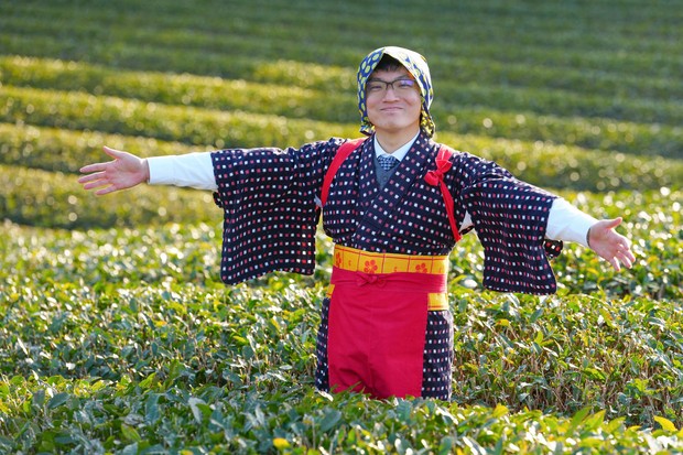 永瀬拓矢九段、お“茶”目にリフレッシュ 王将戦第1局勝者の撮影 | 毎日新聞