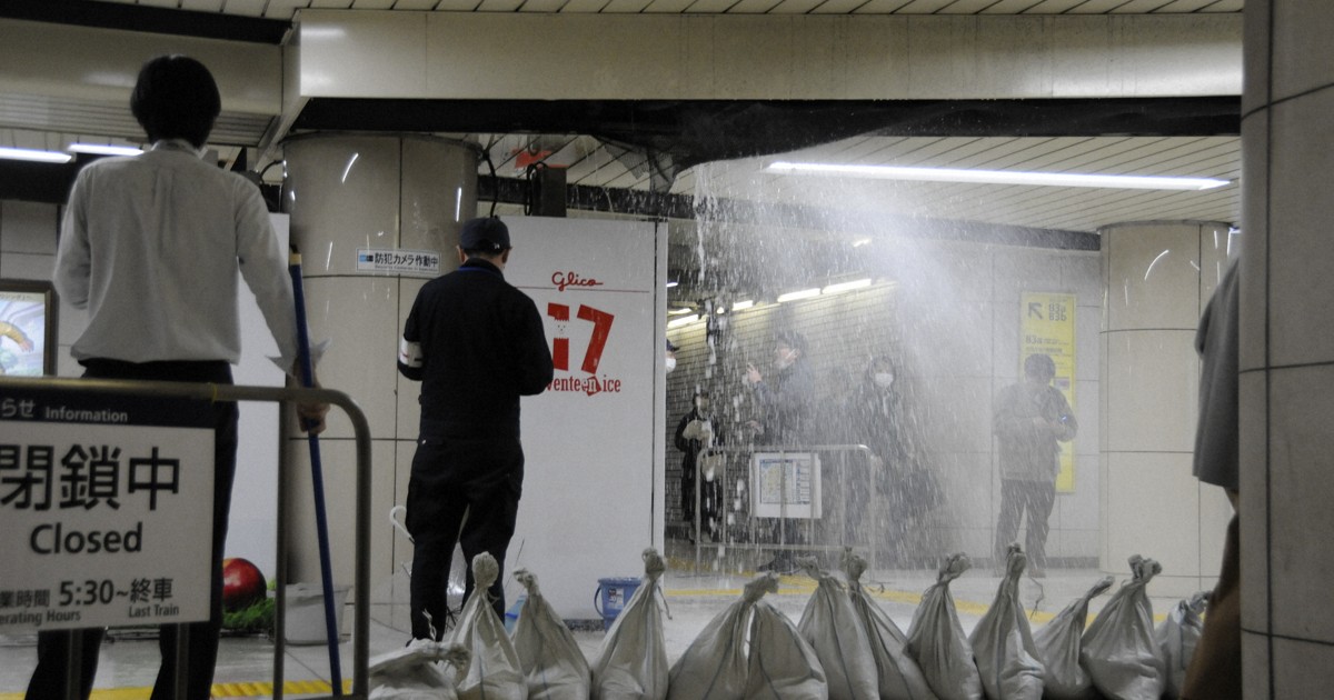 霞ケ関駅で「ザー」　天井から水が噴き出す　給水管破損か | 毎日新聞