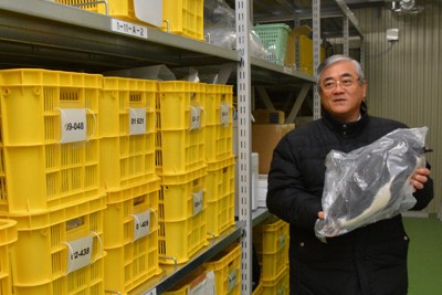 世界最大級の生物試料データベース「愛媛大生物環境試料バンク」で南極のペンギンの冷凍試料を示す田辺信介さん＝松山市で2016年1月21日、松倉展人撮影