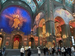 ロシア正教会と軍の深いつながりを象徴する軍大聖堂の内部。地方からの観光客とみられる人たちもいた＝モスクワ近郊の愛国者公園で2025年10月30日、真野森作撮影