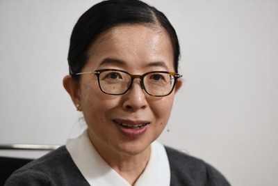 インタビューに答えるエッセイストの酒井順子さん＝東京都新宿区で2025年12月16日、宮本明登撮影