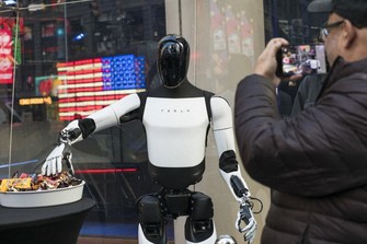 ニューヨークでキャンディーを配るオプティマス=Michael Bucher/WSJ