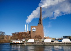 フォルクスワーゲン（VW）の工場＝ドイツ・ウォルフスブルクで、Bloomberg