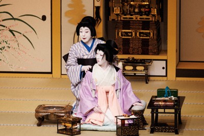 「鏡山旧錦絵」。八代目菊五郎のお初（左）、時蔵の尾上＝国立劇場提供、田口真佐美撮影