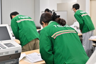 研修施設で「おもてなし研修」を受ける外国人従業員ら＝東京都千代田区で2025年11月19日、新宮巳美撮影