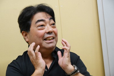 質問に答えるオーナーの松本昇一さん＝東京都新宿区で2025年10月16日、内藤絵美撮影