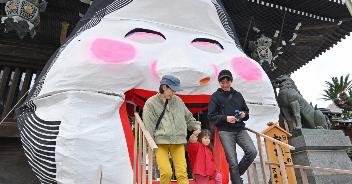 くぐると御利益?　福岡・櫛田神社に「日本一」の大お多福面が登場