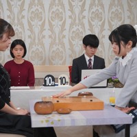 第29期女流棋聖戦三番勝負第1局で、妹の上野梨紗女流棋聖（右）に挑む上野愛咲美女流立葵杯＝神奈川県平塚市で2026年1月15日、武内亮撮影