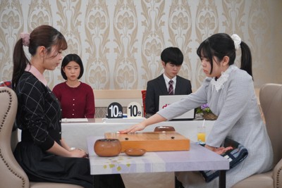第29期女流棋聖戦三番勝負第1局で、妹の上野梨紗女流棋聖（右）に挑む上野愛咲美女流立葵杯＝神奈川県平塚市で2026年1月15日、武内亮撮影