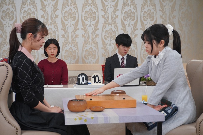 第29期女流棋聖戦三番勝負第1局で、妹の上野梨紗女流棋聖（右）に挑む上野愛咲美女流立葵杯＝神奈川県平塚市で2026年1月15日、武内亮撮影