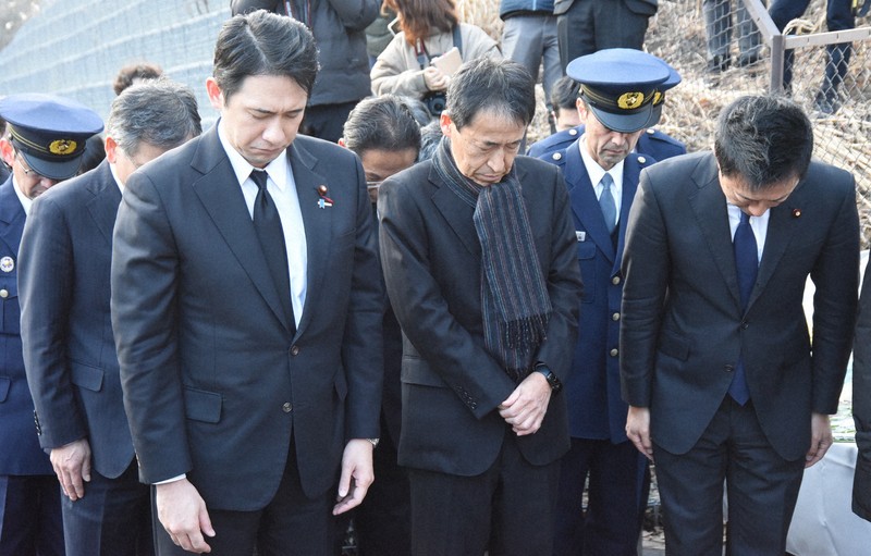 軽井沢のバス事故発生10年　遺族ら慰霊碑に献花　再発防止誓う