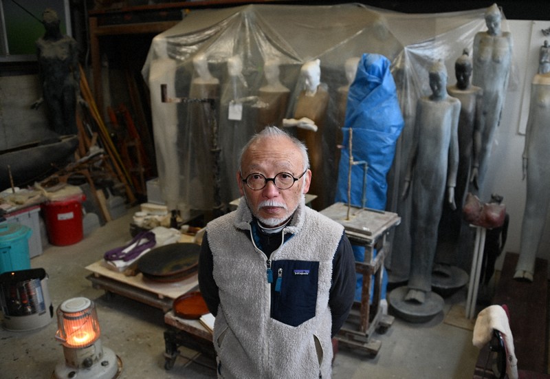 寂としてほっそり立つ彫刻 和歌山の彫刻家が表すまぶしさと暗さ [写真