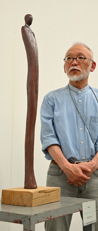 彫刻　立つ 寂としてほっそり立つ彫刻 和歌山の彫刻家が表すまぶしさと暗さ [写真