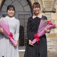 対局前に写真撮影に臨む上野梨紗女流棋聖（左）と上野愛咲美女流立葵杯＝神奈川県平塚市で2026年1月15日、武内亮撮影