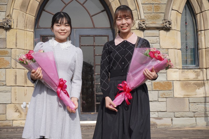 対局前に写真撮影に臨む上野梨紗女流棋聖（左）と上野愛咲美女流立葵杯＝神奈川県平塚市で2026年1月15日、武内亮撮影