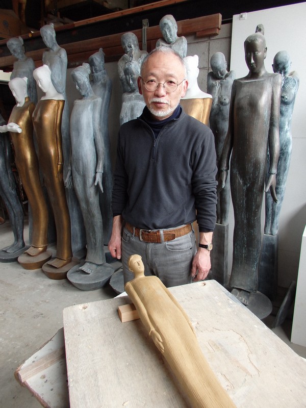 寂としてほっそり立つ彫刻 和歌山の彫刻家が表すまぶしさと暗さ [写真