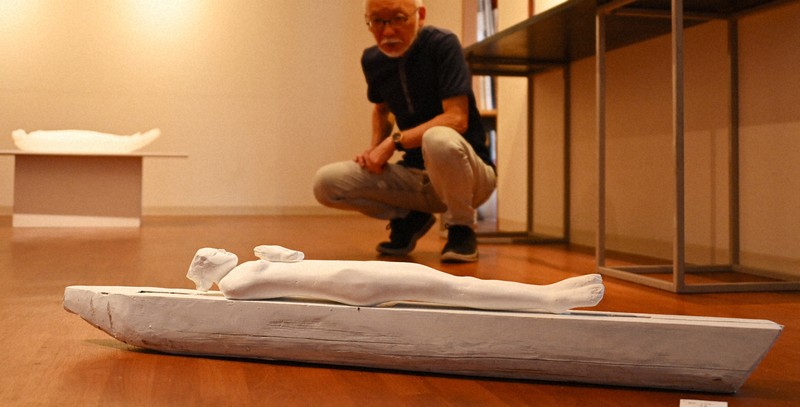 寂としてほっそり立つ彫刻 和歌山の彫刻家が表すまぶしさと暗さ [写真