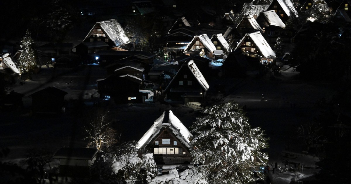 Easy Japanese news in translation: Shirakawa-go settlement lights up in Gifu Prefecture