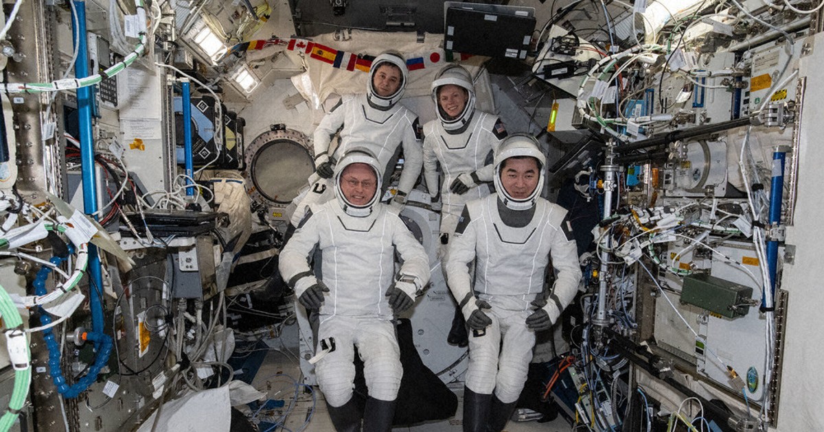 NASA sends 4 astronauts back to Earth in first medical evacuation