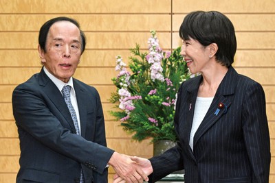 日銀の植田和男総裁（左）との会談に臨み握手をする高市早苗首相（2025年11月18日）