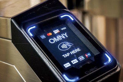 非接触カードは便利だが……（ニューヨーク市地下鉄のＯＭＮＹ決済端末）（Bloomberg）