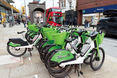 原則自由に乗れて返却できるＬｉｍｅ（ロンドン・ハウンズロー行政区で）（著者撮影）