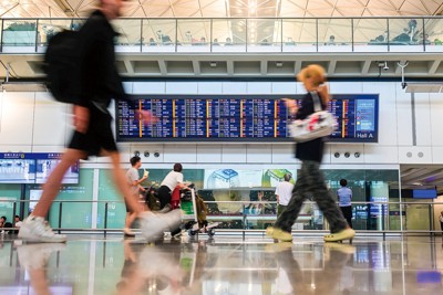粤港澳大湾区にはハブ空港が三つあり、五輪招致のプラスになる（香港国際空港で）（新華社／共同）