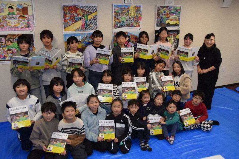 阪神大震災：児童ら描いた絵本、音読 当日に生まれた男性の実話 あす