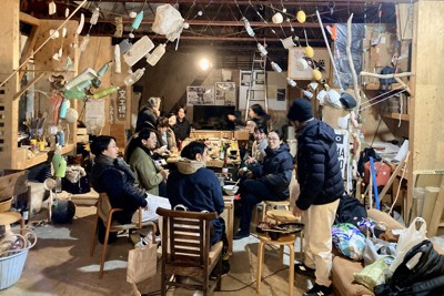 直島写真研究会の様子。月一回、写真やアート好きが集まり、撮影した写真を見せ合い批評し合う。瀬戸内「　　　」資料館でも、〝大人の部活動〟が行われている＝香川県直島町の直島で2025年12月、下道基行さん撮影