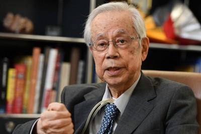 インタビューに答える福田康夫元首相＝東京都港区で2025年12月24日、宮本明登撮影