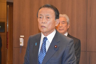 麻生副総裁、衆院解散方針に「脇役が何か言うべきでない」