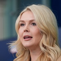 記者会見する米ホワイトハウスのレビット報道官＝2026年1月15日、AP