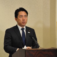 ヘグセス米国防長官との会談後に記者団の取材に応じる小泉進次郎防衛相＝米首都ワシントンで2026年1月15日午後6時5分、金寿英撮影
