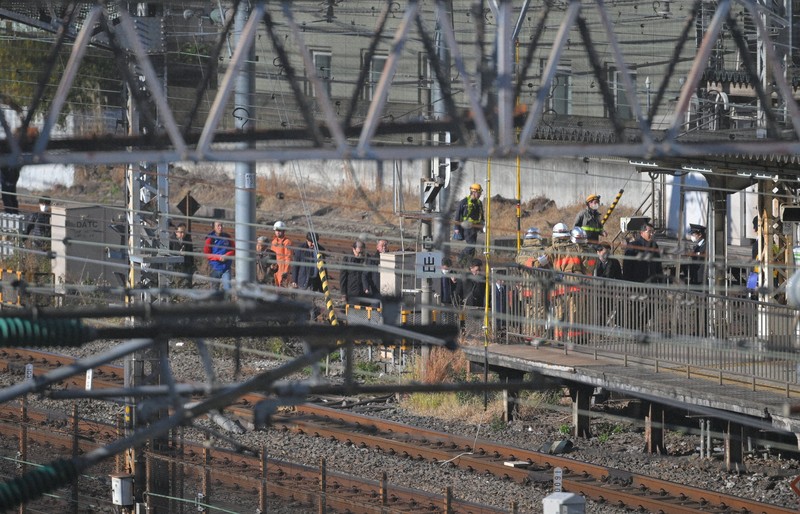 JR山手線、停電で全線運転見合わせ 再開の見通し立たず | 毎日新聞