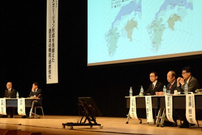 広域交通ネットワーク構想について意見を交わす自治体関係者ら＝大分市で2026年1月14日、李英浩撮影