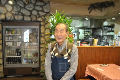 半世紀にわたる店の歴史を笑顔で振り返る田中勝利さん＝広島県福山市延広町で2026年1月15日午後3時21分、関東晋慈撮影