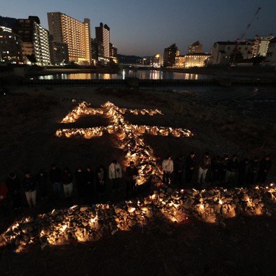 生」の文字に思い込め 阪神大震災31年、石積みのオブジェ点灯 | 毎日新聞