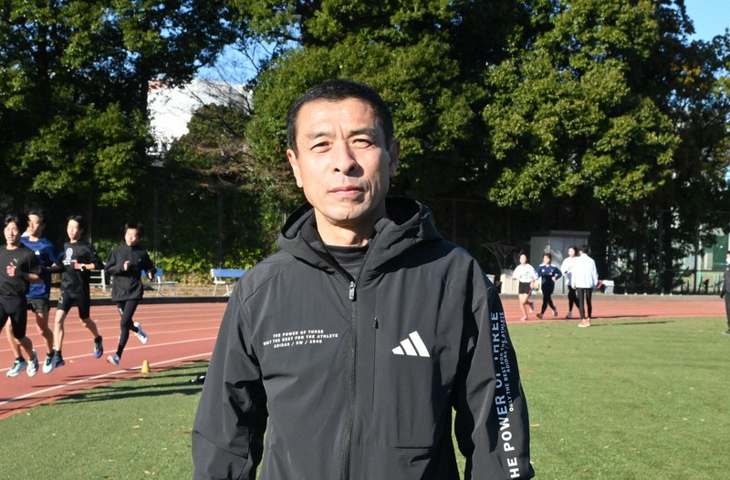 八千代松陰高校陸上競技部の元顧問、大塚正人さん＝千葉県八千代市の八千代松陰高校で2026年1月4日、高橋晃一撮影