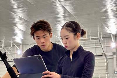 練習中、動画で自身の動きを確認する「ゆなすみ」の長岡柚奈選手（右）と森口澄士選手＝京都府宇治市で2026年1月16日午前10時56分、倉沢仁志撮影