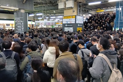 身動き取れず、途方に暮れ&hellip;　山手線など運転見合わせ、各地で混乱
