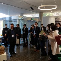 水俣病資料館を見学する研修参加者ら＝熊本県水俣市明神町で2026年1月14日午後2時45分、中村敦茂撮影