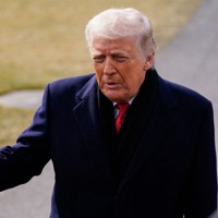 米ホワイトハウスで記者団の質問に答えるトランプ大統領＝2026年1月16日、ロイター