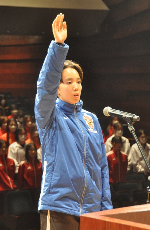 選手宣誓をする神村学園の瀬戸口凜＝北九州市小倉北区で2026年1月17日、角田直哉撮影
