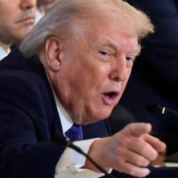 米ホワイトハウスでの会合で指をさすトランプ大統領＝2026年1月9日、ロイター