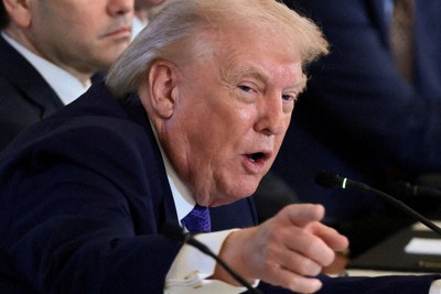 米ホワイトハウスでの会合で指をさすトランプ大統領＝2026年1月9日、ロイター