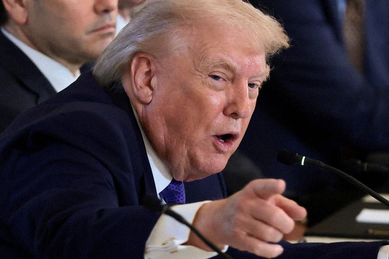 米ホワイトハウスでの会合で指をさすトランプ大統領＝2026年1月9日、ロイター