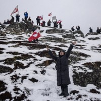 グリーンランドの中心都市ヌークでの抗議デモ＝17日、ロイター