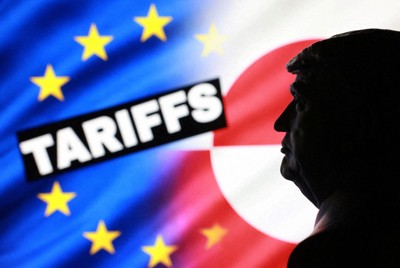 3Dプリンターで作られたトランプ米大統領のミニチュア。背後に、欧州連合（EU）やグリーンランドの旗と「関税」という文字が見える＝17日、ロイター