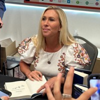 自著のサイン会で支持者と向き合うマージョリー・テイラー・グリーン氏＝米中西部ウィスコンシン州で2024年7月17日、八田浩輔撮影