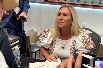 自著のサイン会で支持者と向き合うマージョリー・テイラー・グリーン氏＝米中西部ウィスコンシン州で2024年7月17日、八田浩輔撮影